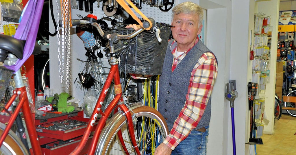 Ingo Klettke betreibt seit 1990 zusammen mit seiner Frau Christina Klette das Fahrradgeschäft „Bike und Bahn“ in der Wilhelm-Hellge-Straße 220 in Schönebeck. Zurzeit bekommen sie mehr Reparaturaufträge als vor der Pandemie.