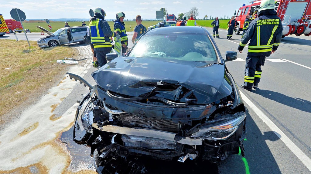 Vier Menschen wurden bei einem Unfall zwischen Reinstedt und Frose verletzt. Auch die Wehr aus Frose half.