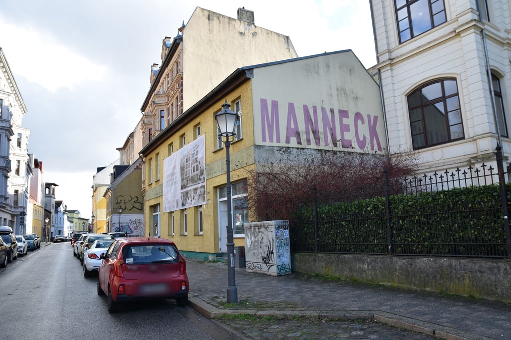 Der Bestandsbau mit den roten „Manneck“-Lettern an der Fassade wirkt als ein Blickfang im Buckauer Engpass in Magdeburg.