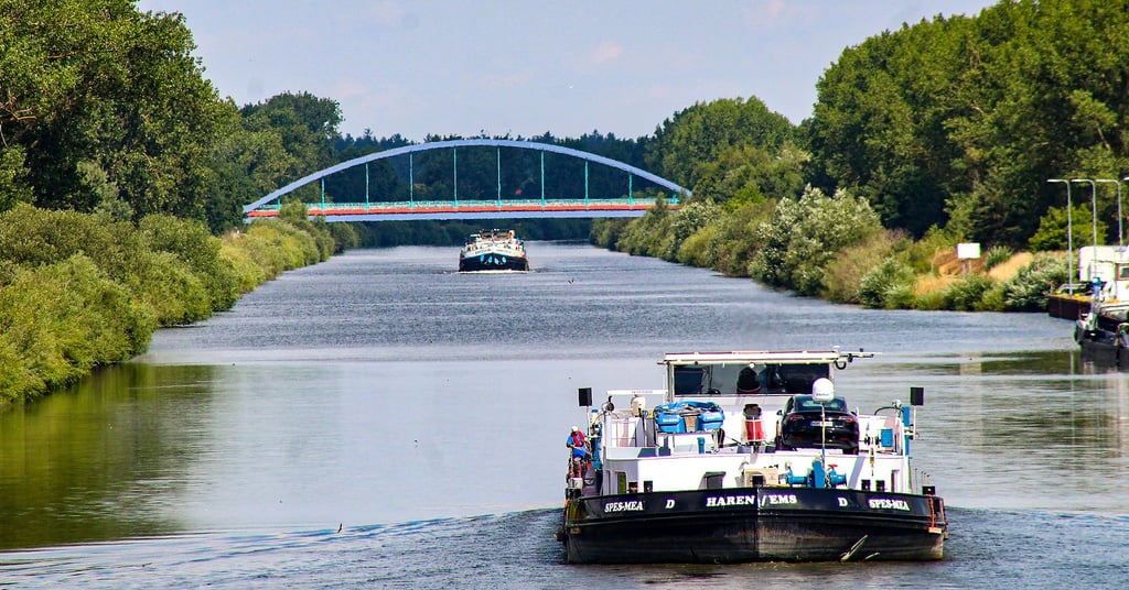 Ob Binnenschifffahrt oder Sportboot – der Mittellandkanal – hier bei Bülstringen - bietet vielfältige Möglichkeiten, die Region wirtschaftlich und touristisch voranzubringen. Um Projekte koordinieren und vernetzen zu können, braucht es jedoch eine Kooperation.