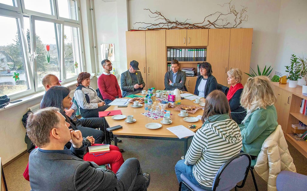 Krisensitzung in der Grundschule Kreuzberge mit Bildungsministerin Eva Feußner (4.v.r.)