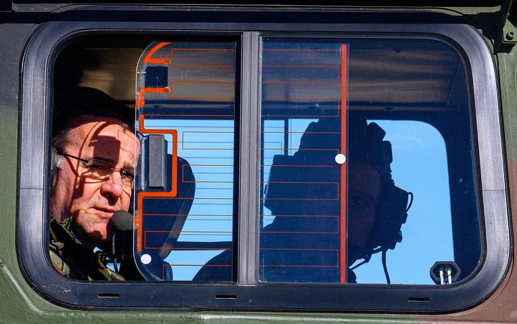 Bundesminister der Verteidigung Boris Pistorius sitzt in einem Fahrschulpanzer vom Typ Leopard 2.