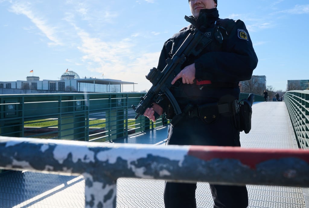 Die Polizei sichert alle Zugänge ins Regierungsviertel.
