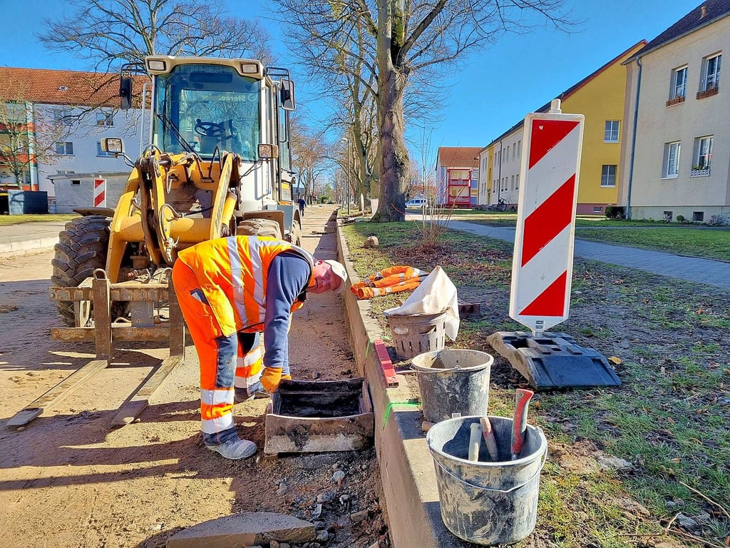 Nico Brehmer von der Buchheister Straßen- und Tiefbau GmbH Genthin arbeitete am Donnerstag unter anderem an einem Regeneinlauf in der Karl-Liebknecht-Straße.