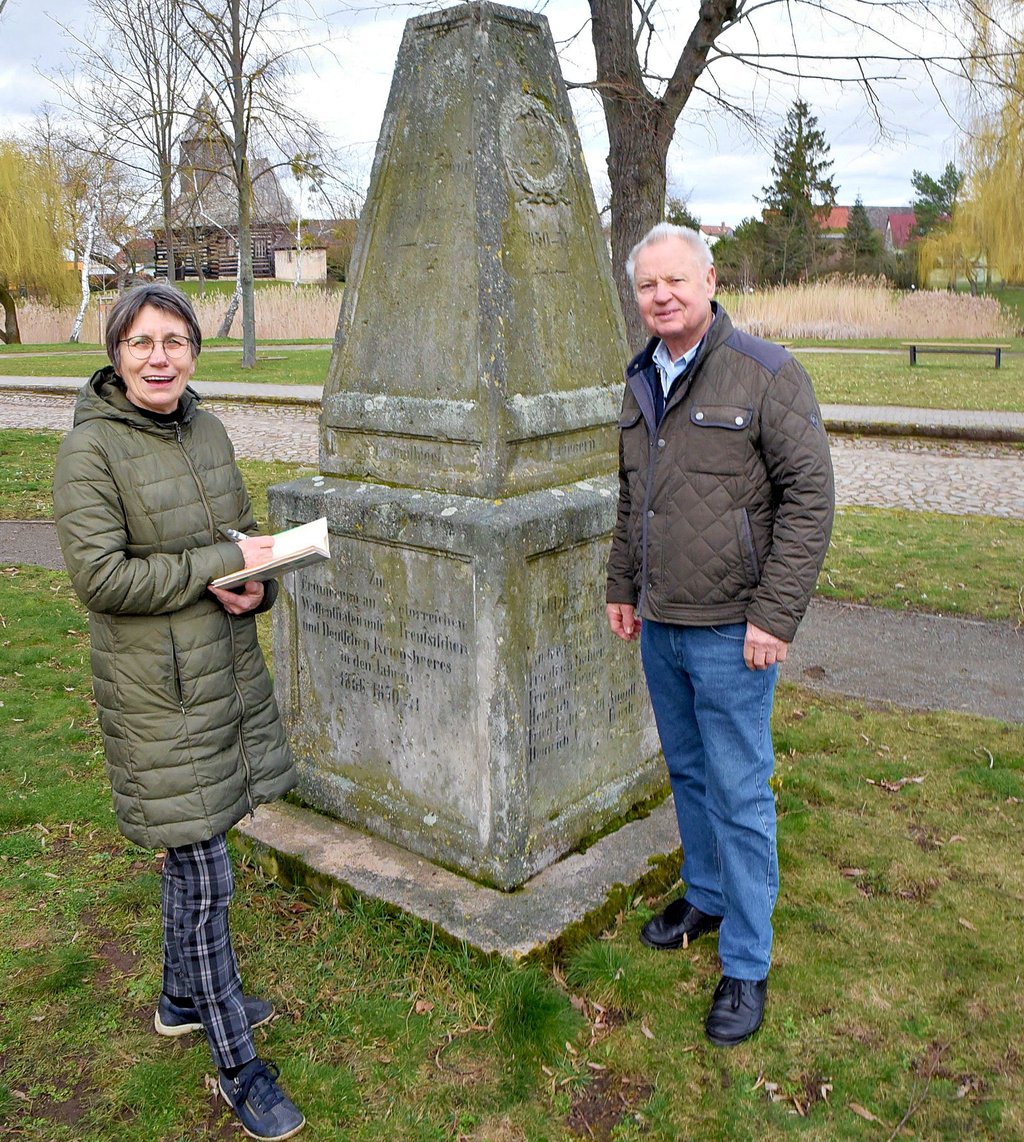 Marion Koppelin – sie war mal Ortsbürgermeisterin von Wespen – und Rainer Reß vom Heimatverein am alten Kriegerdenkmal, das aus ideologischen Gründen vier Jahrzehnte lang vergraben war und erst seit Ende der 1990er Jahre wieder an seinem Platz steht.