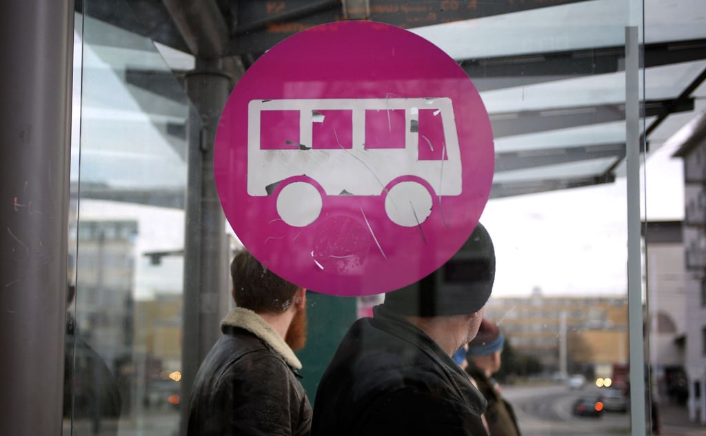 Blick auf das Piktogramm eines Busses an einer Bushaltestelle.