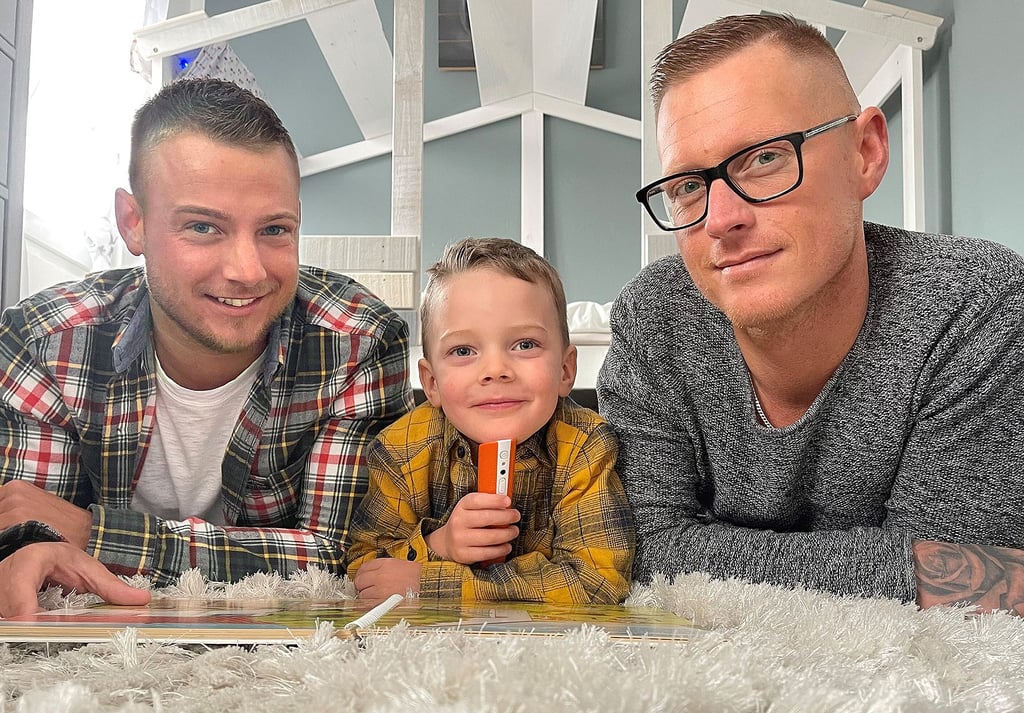 Familie Wentzlau verbringt so viel Zeit wie möglich gemeinsam. Papi Steven (l.) und Papa Robert lesen Luke gern Bücher vor.