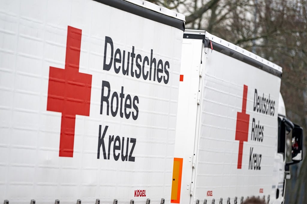 Logo des Deutschen Roten Kreuzes (DRK) ist auf einem Lkw zu sehen.