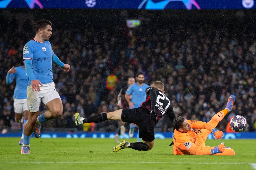 Kollision mit Schäden: Konrad Laimer wird von Citys Keeper Ederson umgepflügt