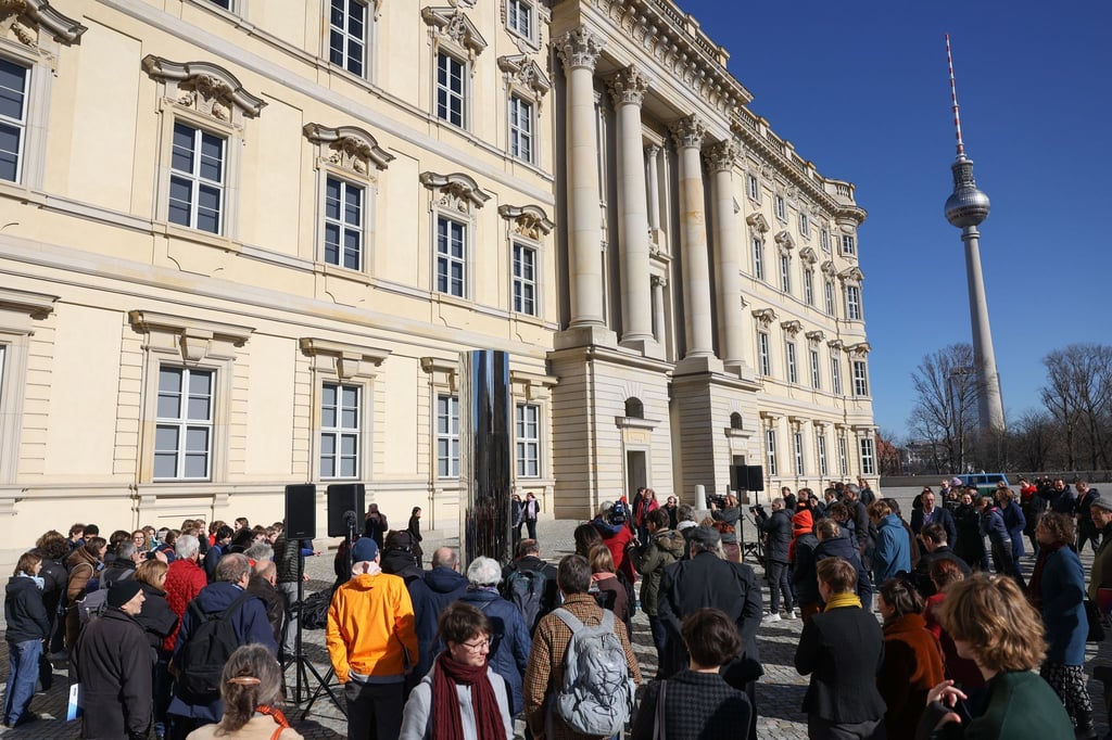 Zahlreiche Gäste nehmen teil an der Einweihung eines temporären Denkmals für die Barrikadenkämpfer von 1848 auf dem Schlossplatz in Berlin.