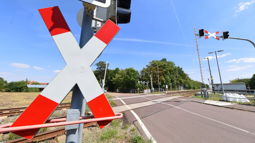 Pkw hat am Donnerstagmorgen Bahnschranke durchbrochen (Symbolbild).
