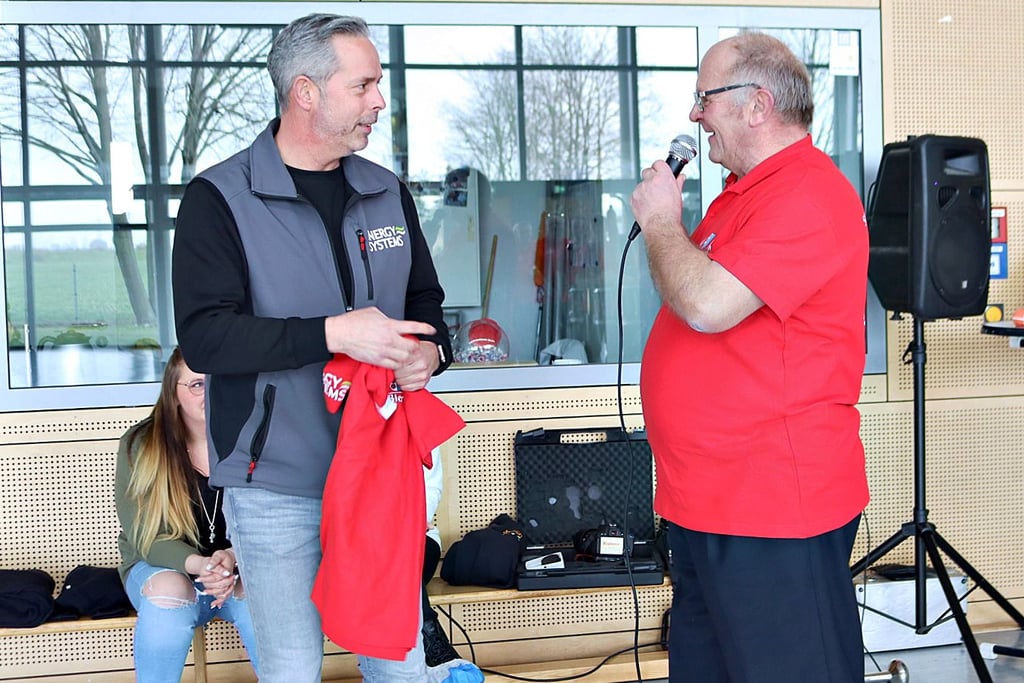 Erik Schmidt (Energy-Systems, links) ist der Sponsor der neuen T-Shirts. Ein Exemplar bekam er von Stabführer Walter Siedentopf nach seiner Ansprache übergeben.