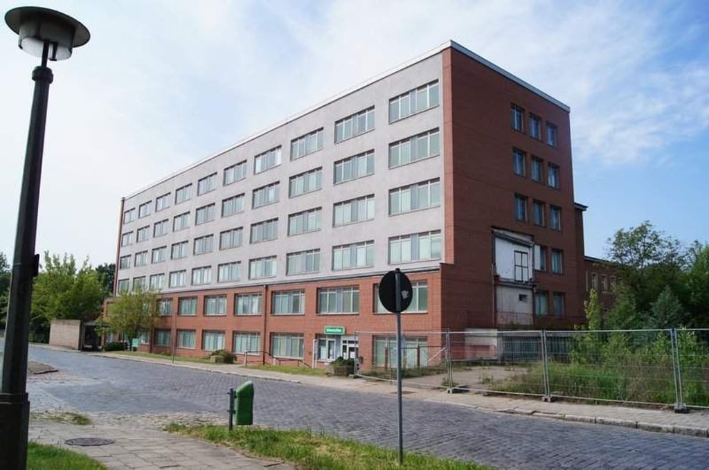 Das Krankenhaus wurde 2007 geschlossen und ist längst abgerissen. Die Straßen des Wohngebietes, das auf dem Gelände entsteht, sollen die Namen von Ärzten tragen.