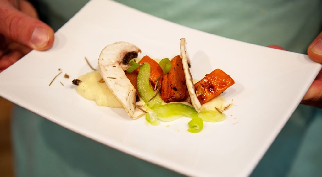 Winterlicher Appetizer: Die Kürbiswürfel liegen zusammen mit den Champignonscheiben auf einem Bett aus Pastinakenpüree und mariniertem Staudensellerie.