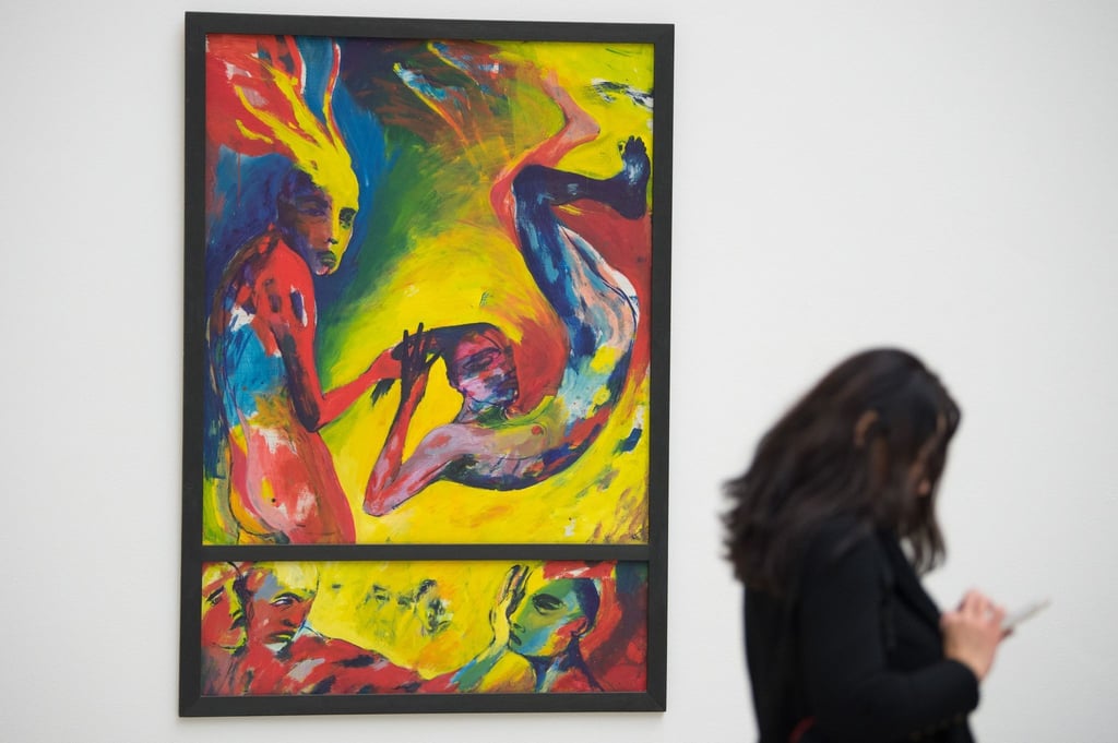 Eine Frau steht in der Kunsthalle im Lipsiusbau neben dem Kunstwerk „Penthesilea“ von Angela Hampel.