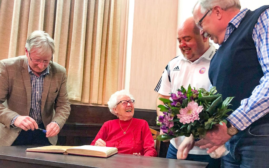 Im Beisein von Gernrodes Ortsbürgermeister Manfred Kaßebaum (l.), Bad Suderodes Ortsbürgermeister Gerd Adler (r.) und Enrico Nobbe, Vorsitzender des SV Germania Gernrode, hat sich Gerda Hercher in das Goldene Buch der Stadt Gernrode eingetragen.