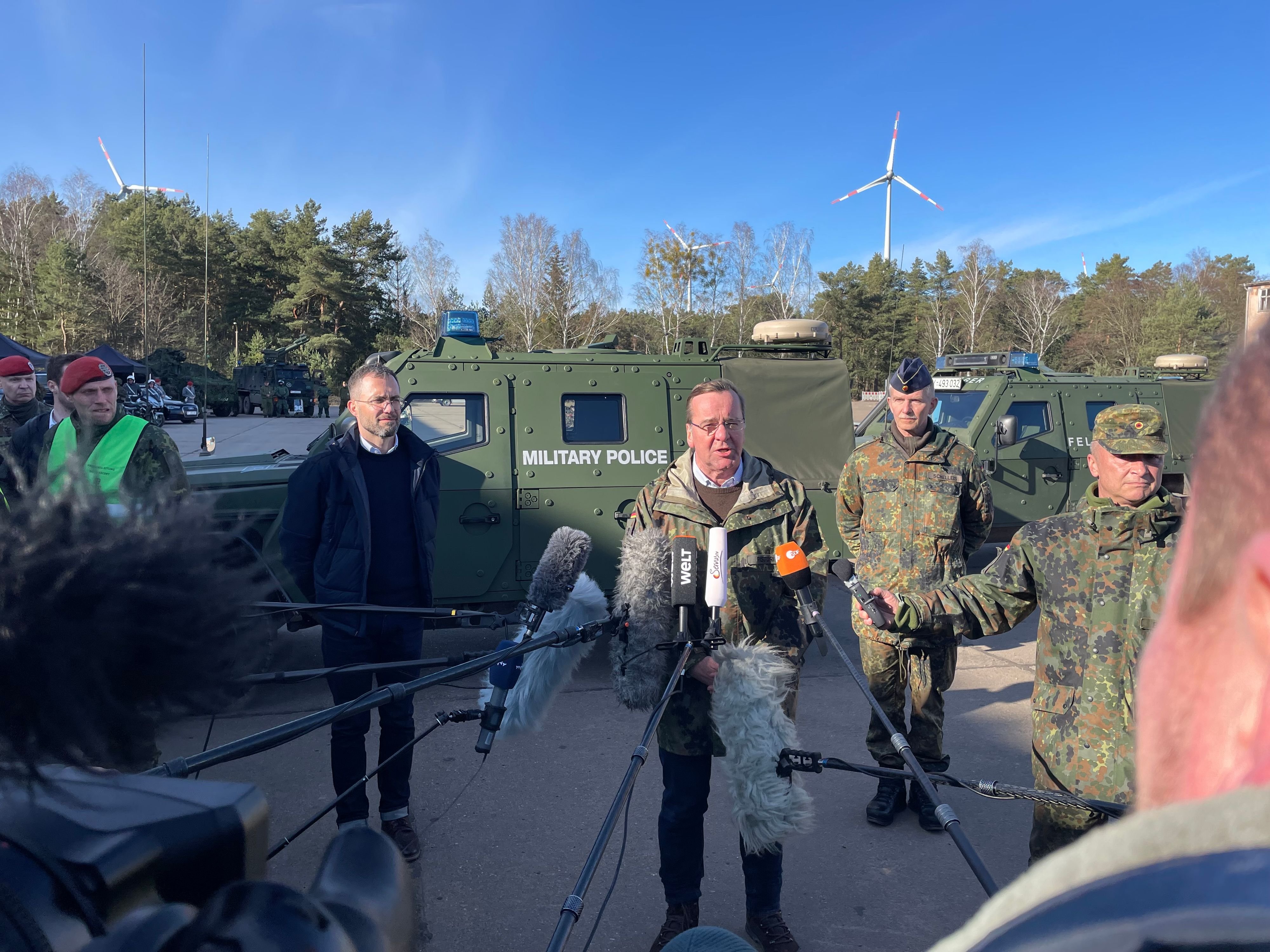 Verteidigungsminister Boris Pistorius Bei Der Bundeswehr In Mahlwinkel ...