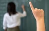 Viele Lehrer Sachsen-Anhalts müssen ab Mitte April eine Stunde länger arbeiten.