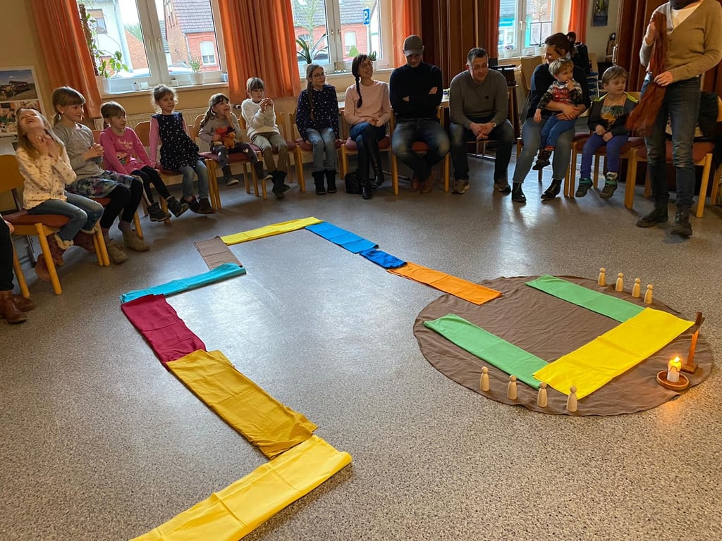 Der Weg Jesu nach Jerusalem war mit bunten Tüchern auf dem Fußboden nachgestaltet. Foto: Eva-Maria Lamprecht