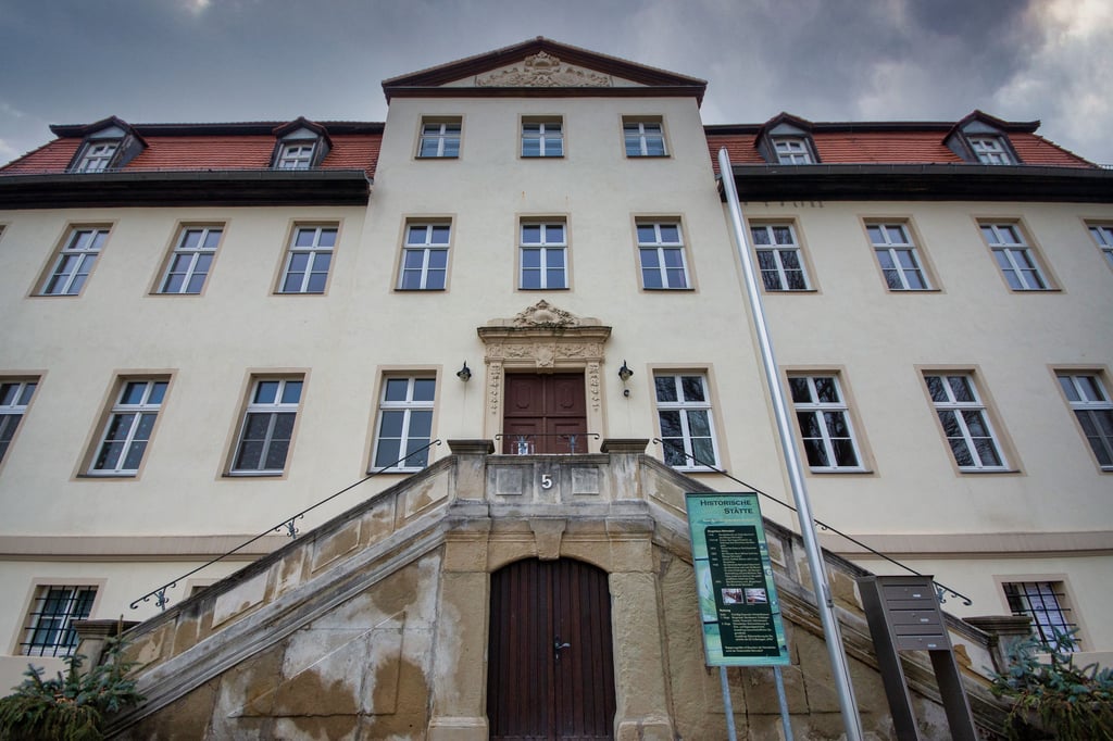 Im Herrenhaus von Rehmsdorf war links neben der Eingangstür die Gemeindebibliothek untergebracht. Der Ort, an dem ein Verwaltungsmitarbeiter eine perfide Inszenierung betrieb, die das Schicksal einiger Menschen maßgeblich beeinflusste.