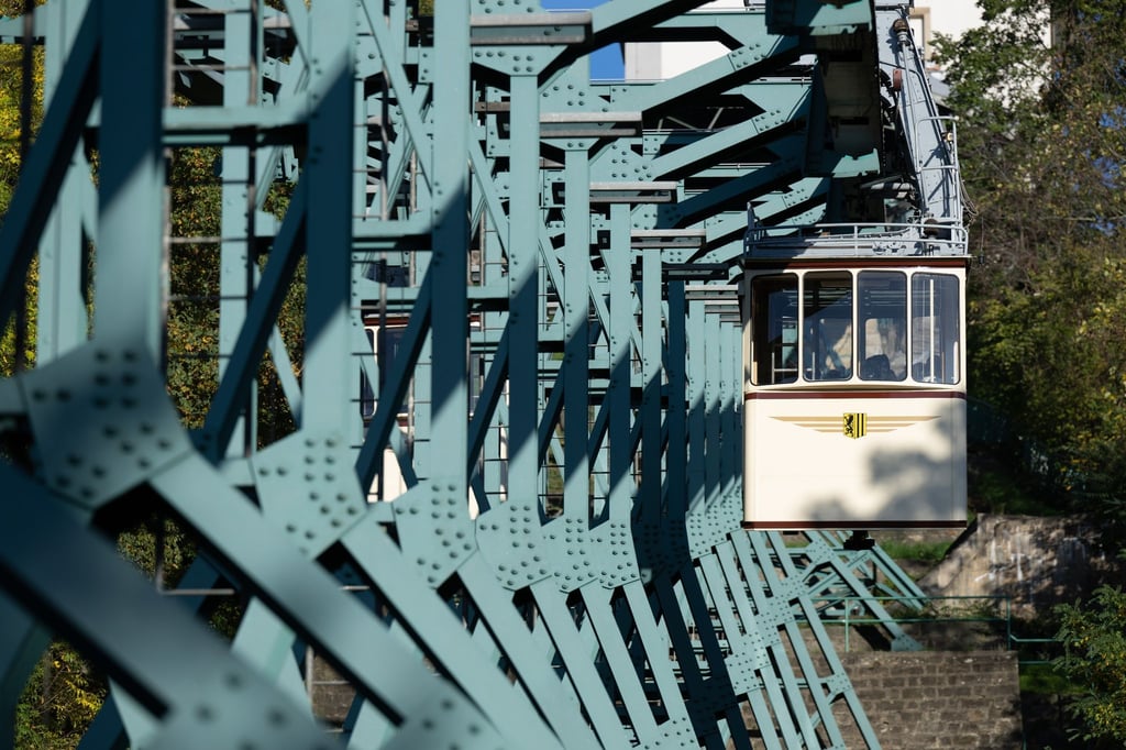 Ein Wagen der 1891 eröffneten Schwebebahn fährt zur Talstation.