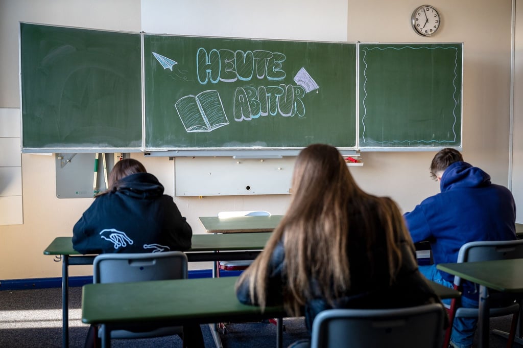 Abiturprüfungen laufen im Klassenzimmer eines Gymnasiums.