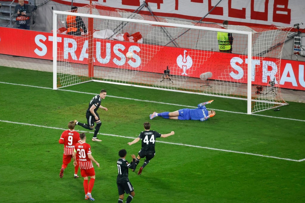 Unglücklich: Juve-Profi Dusan Vlahovic (M.) traf per Elfmeter gegen Mark Flekken.