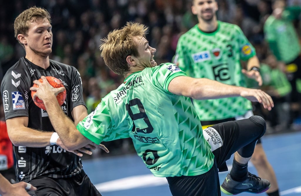 Berlins Mathias Gidsel wirft den Ball auf das Tor.