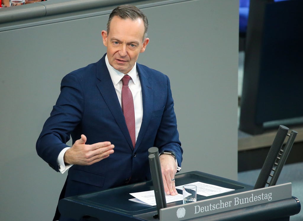Bundesverkehrsminister Volker Wissing spricht im Bundestag über das 49-Euro-Ticket im ÖPNV.