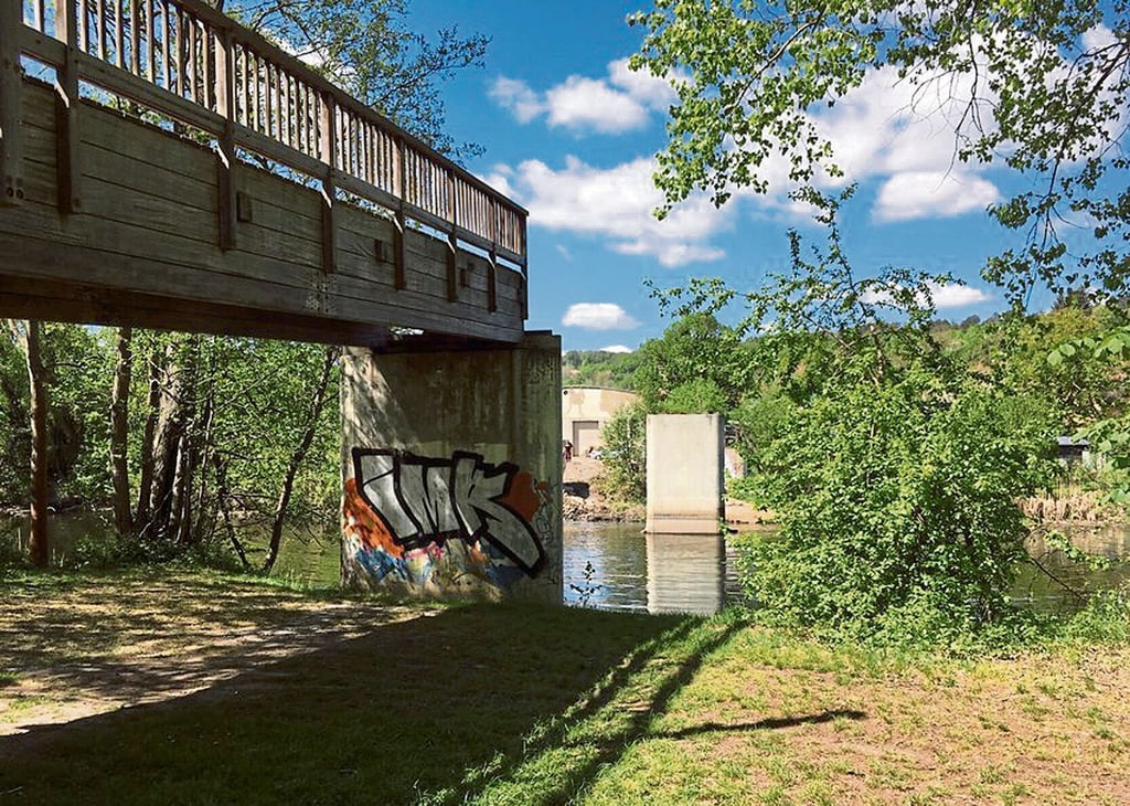 Nach dem Abriss der Holzbrücke über die Saale im April 2020 soll ein Übergang aus Aluminium an der Rudelsburgpromenade errichtet werden. Doch das Vorhaben zieht sich ein.