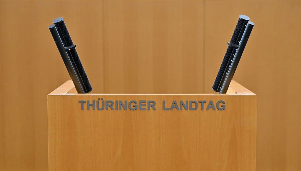 „Thüringer Landtag“ steht auf dem Rednerpult im Plenarsaal des Parlaments.
