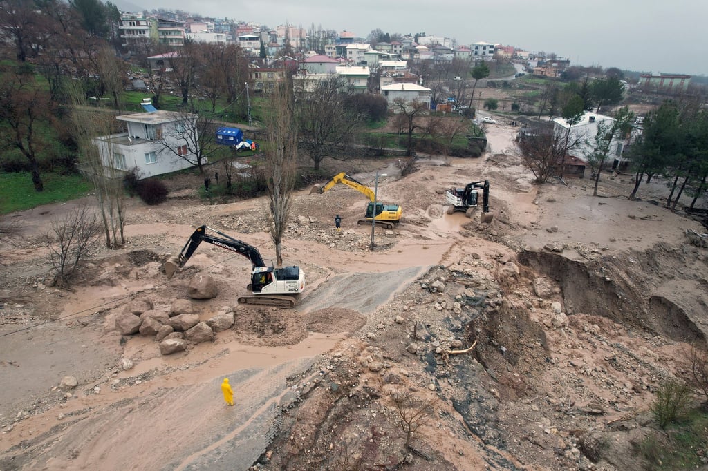 Auf das verheerende Erdbeben folgt im Südosten der Türkei die nächste Katastrophe: Nach heftigen Regenfällen werden dort bereits verwüstete Gegenden überschwemmt. Erneut gibt es Tote und Vermisste.