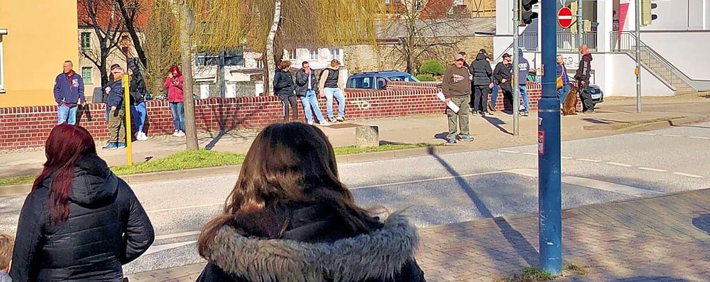 Knapp 30 Menschen warteten am Mittwochnachmittag an der Alten Promenade auf die Protestler, die nicht kamen.