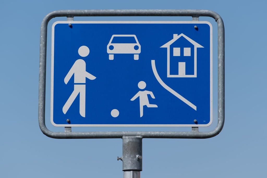 Verkehrsberuhigte Zone: Hier müssen Autofahrer ganz besonders gut aufpassen und dürfen unter anderem nur Schritttempo fahren.