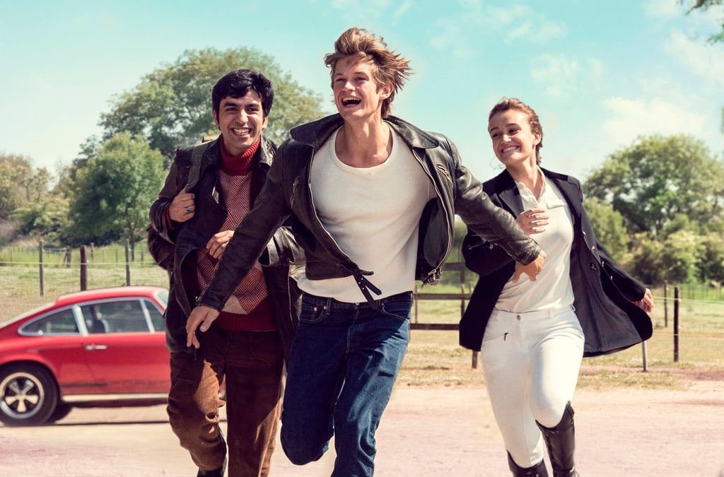 Bijan Bassiri (Omid Memar, l-r), Winne Wolf (Damian Hardung) und Gabriela Illias (Rocio Luz) in einer Szene der 2. Staffel der Event-Serie „Unsere wunderbaren Jahre“ in der ARD.