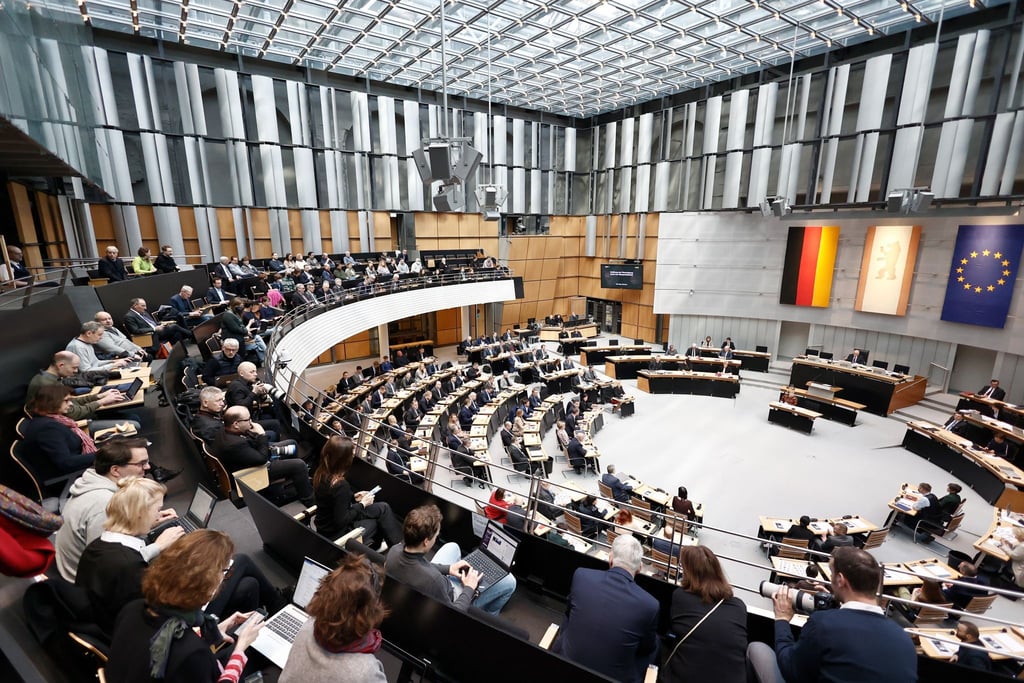 Abgeordnete nehmen an der konstituierenden Sitzung des Abgeordnetenhauses von Berlin teil.