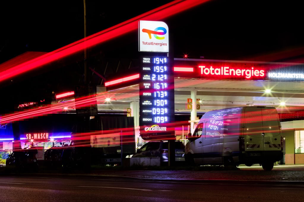 Eine Berliner TotalEnergies-Tankstelle. Der Konzern will sich aus dem Tankstellengeschäft zurückziehen.
