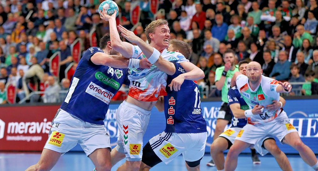 Gisli Kristjansson (M.) musste mit dem SC Magdeburg eine schmerzhafte Niederlage einstecken. Bei Hannover-Burgdorf – hier Evgeni Pevnov (l.) und Petar Juric – verloren die Grün-Roten 31:34.
