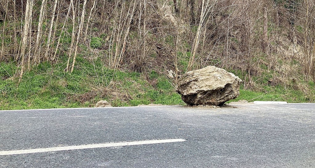 Nach einem Felssturz ist seit Freitag die Bundesstraße 250 nahe Reinsdorf voll gesperrt.