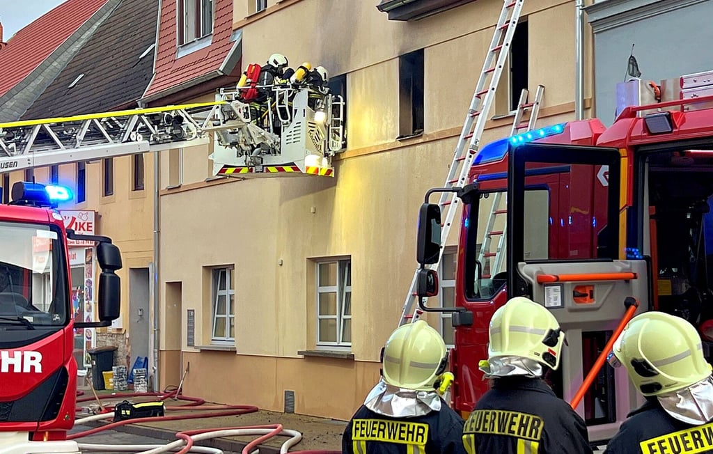 Zu einem Wohnungsbrand in der Breiten Straße in Allstedt rückten am 16. März die Freiwilligen Feuerwehren aus.