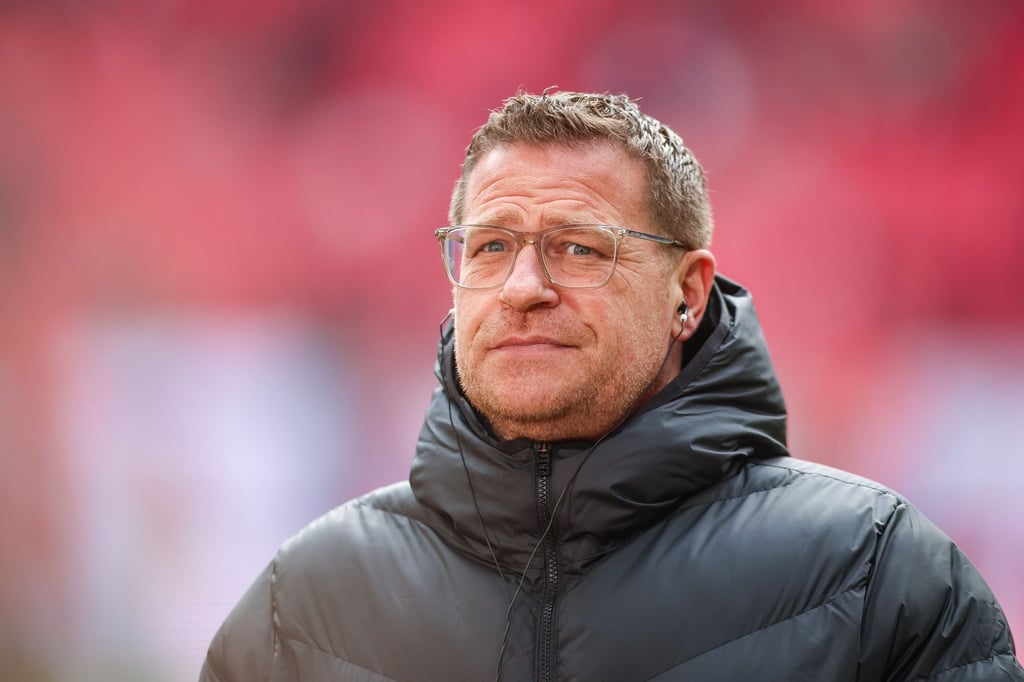 Max Eberl, Leipzigs Sportdirektor, steht vor dem Spiel im Stadion.