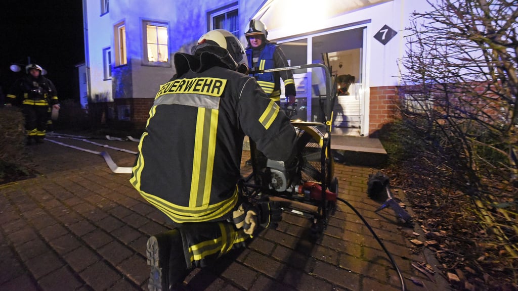 Mittels Überdruckbelüftung wurde die betroffene Wohnung vom Rauch befreit.