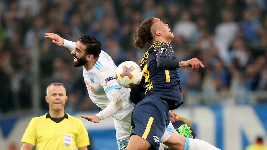 Yussuf Poulsen im Luftkampf mit Marseilles Adil Rami beim 2:5 in der Europa League Frühjahr 2018