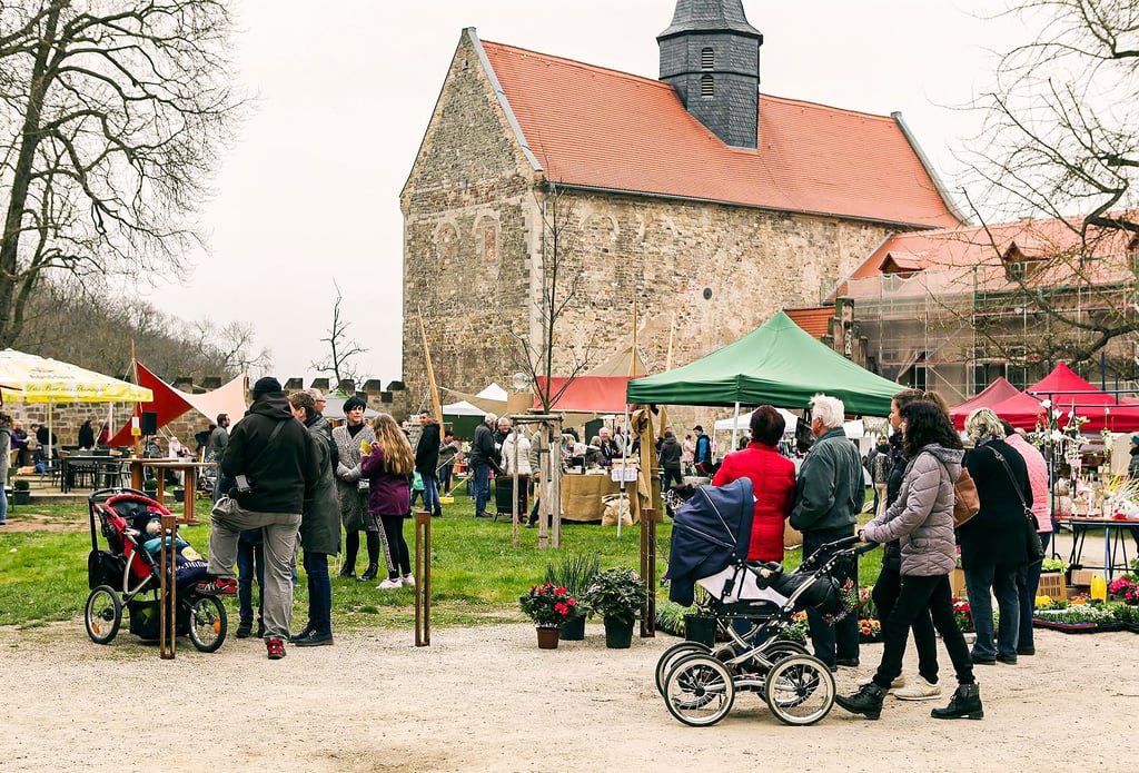 Buntes Treiben am Schloss Goseck: Impressionen vom Frühlingsmarkt im Jahr 2019.