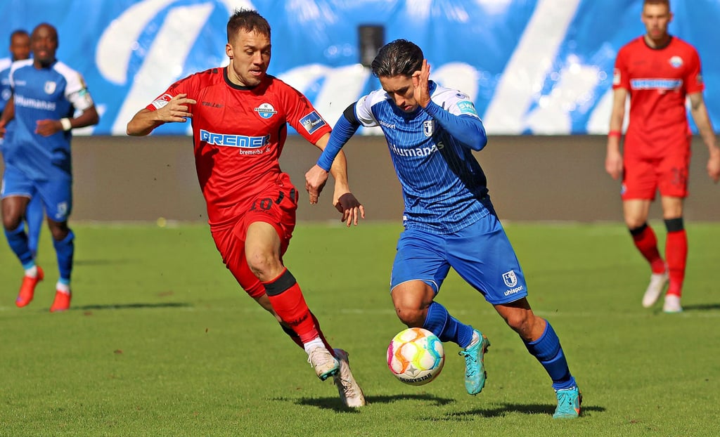 Jason Ceka (am Ball) möchte mit seinen Kollegen in Fürth gewinnen. In den Wochen danach stehen zwei weitere Auswärtspartien gegen Konkurrenz im Abstiegskampf an, zudem zwei Spiele daheim.
