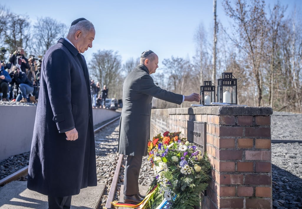 Der israelische Ministerpräsident Benjamin Netanjahu (l) und Bundeskanzler Olaf Schol besuchen das Mahnmal Gleis 17 in Grunewald.