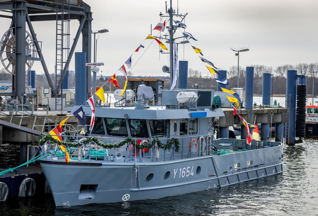 Festlich geschmückt ist das neue Arbeitsboot der Marine.