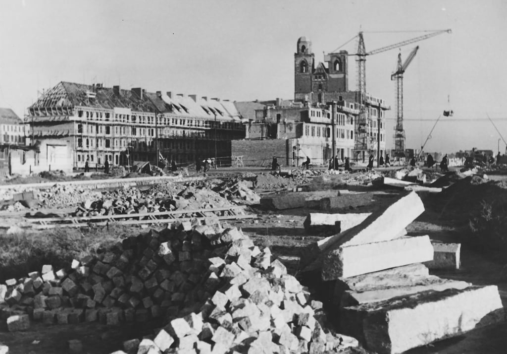 Wiederaufbau am Zentralen Platz in Magdeburg 1953, im Hintergrund rechs die Johanniskirche.