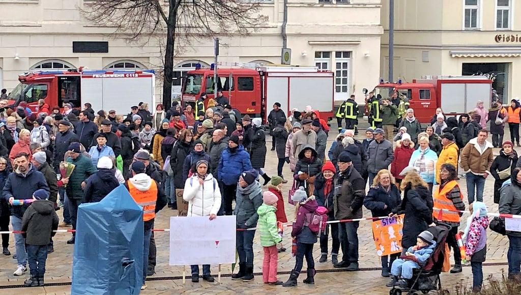 Feuerwehrfahrzeuge auf dem Altmarkt: beeindruckend, aber von der Stadt mit gutem Grund nicht genehmigt.