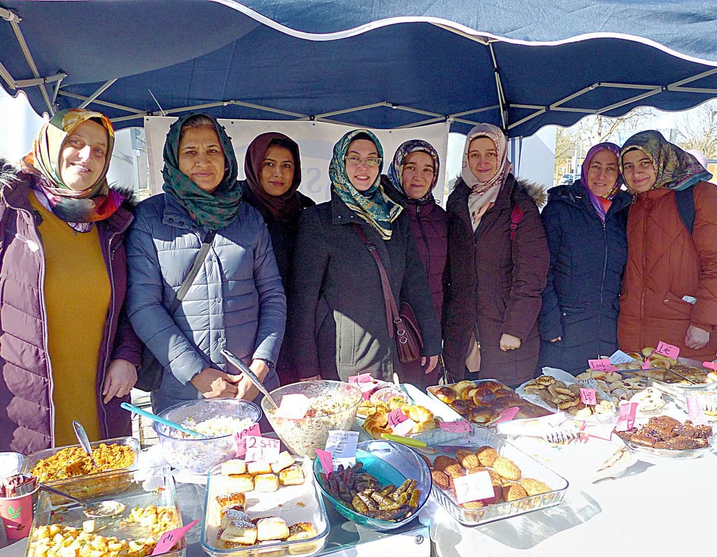 Türkische Frauen verkauften in Wolfen-Nord Speisen, um Geld für die Erdbebenopfer in ihrer Heimat zu sammeln.